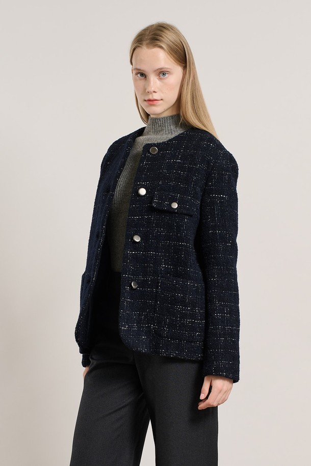 [25WT] 울 블렌디드 트위드 재킷 - NAVY A5WAJ12655는 가을, 겨울 시즌 여성 의류입니다. 클래식한 무드의 네이비 컬러 크롭 재킷으로, 뻣뻣한 촉감의 두꺼운 울 블렌디드 소재로 제작되었습니다. 버튼 여밈 방식이며, 긴 소매와 레귤러 핏 디자인이 특징입니다. 오피스룩, 출근룩, 모임룩 등 다양한 TPO에 활용 가능한 클래식, 미니멀, 시크 스타일의 자켓입니다. 트위드 패턴으로 세련된 분위기를 연출합니다.
