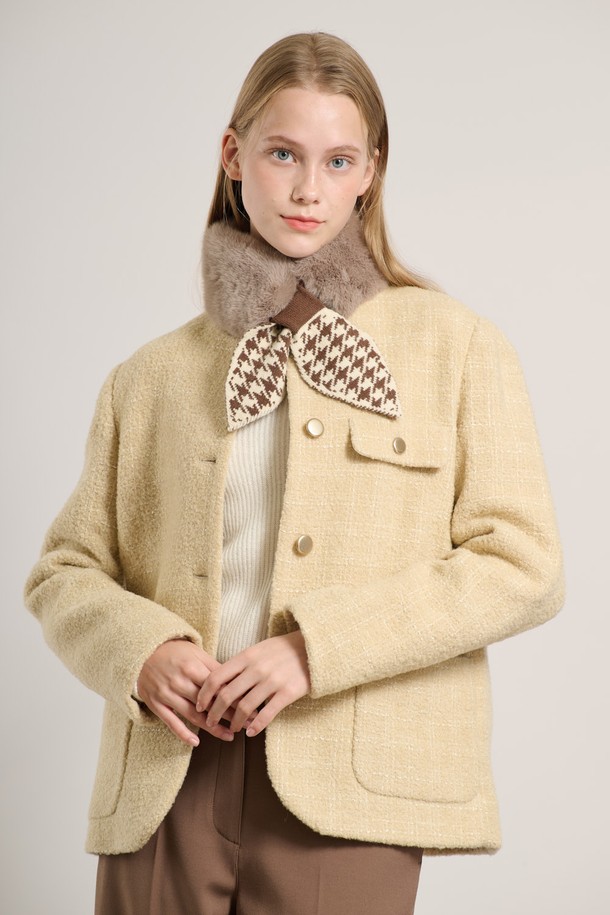 [25WT] 울 블렌디드 트위드 재킷 - M BEIGE A5WAJ12672는 가을과 겨울, 오피스룩, 모임룩, 데이트룩에 어울리는 여성용 트위드 재킷입니다. 클래식하고 미니멀한 스타일을 연출하며, 레귤러핏 크롭 기장으로 세련된 실루엣을 선사합니다. 100% 울 소재로 제작되어 두꺼운 두께감과 포근한 착용감을 느낄 수 있으며, 베이지 컬러와 트위드 패턴이 고급스러운 분위기를 더합니다. 버튼 여밈 방식과 포켓 디테일이 돋보이는 긴소매 재킷입니다.
