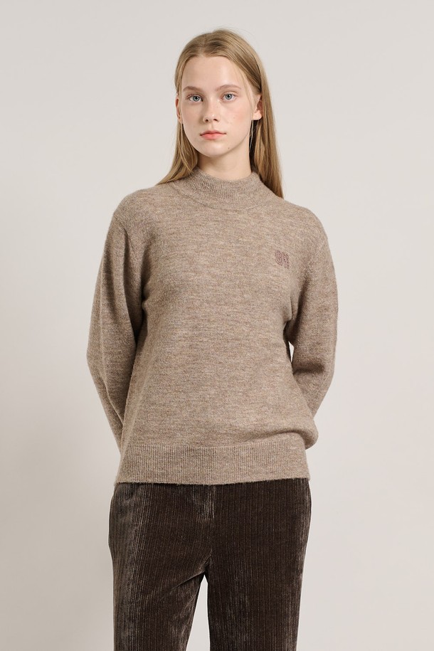 다크 베이지 색상의 [25WT] 알파카 로고 반넥 풀오버입니다. 부드러운 촉감의 알파카 소재로 제작되어 가을과 겨울에 따뜻하게 착용할 수 있습니다. 하프넥 디자인과 긴 소매 기장, 레귤러 핏으로 베이직하고 미니멀한 스타일을 연출합니다. 데일리룩은 물론, 출근룩과 모임룩에도 활용하기 좋으며, 클래식, 미니멀, 캐주얼 등 다양한 스타일을 소화합니다. 풀오버 스타일로 편안하게 착용 가능하며, 로고 패턴이 은은하게 포인트를 더합니다.
