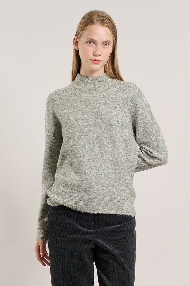 [25WT] 알파카 로고 반넥 풀오버는 부드러운 촉감의 알파카 소재로 제작되어 가을과 겨울에 따뜻하게 착용하기 좋은 여성용 니트/스웨터입니다. 레귤러 핏에 하프넥 디자인으로, 베이직하고 미니멀한 스타일을 연출합니다. 그레이 컬러에 로고 패턴이 포인트로 들어가 심플하면서도 세련된 느낌을 더합니다. 긴 소매 기장과 두꺼운 두께감으로 포근함을 선사하며, 풀오버 스타일로 편안하게 착용할 수 있습니다.
