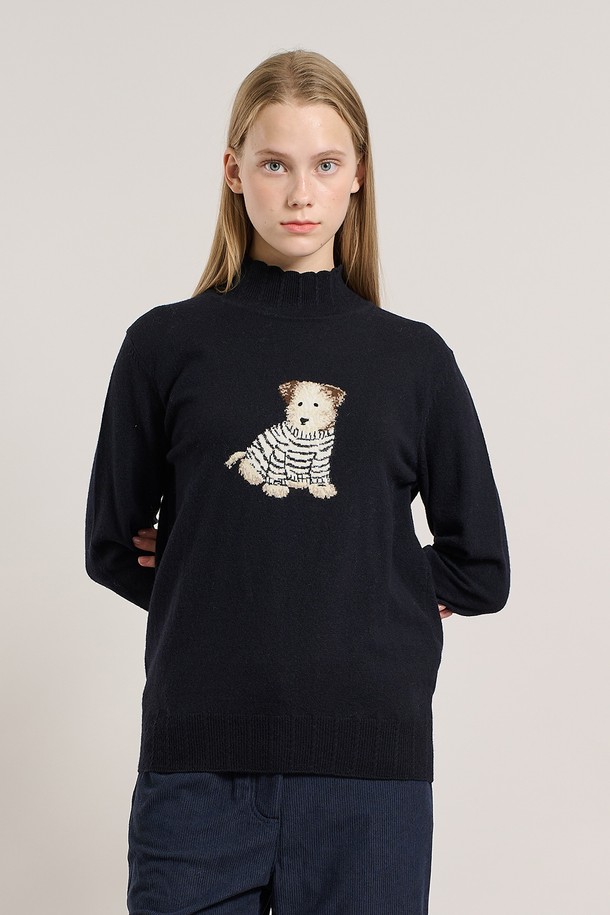 [25WT] 슈아 하프넥 풀오버 - DARK NAVY A5WAK41356는 부드러운 니트 소재의 여성용 하프넥 풀오버입니다. 짙은 네이비 컬러에 캐주얼한 스타일로, 가을과 겨울에 따뜻하게 착용하기 좋습니다. 레귤러 핏에 긴 소매 기장으로 제작되었으며, 곰 캐릭터 자수 디테일이 포인트로 더해져 귀여움을 더했습니다. 하프넥 디자인으로 목을 따뜻하게 감싸주며, 두꺼운 두께감으로 포근한 착용감을 선사합니다. 일상생활에서 편안하고 스타일리시하게 연출할 수 있는 아이템입니다.
