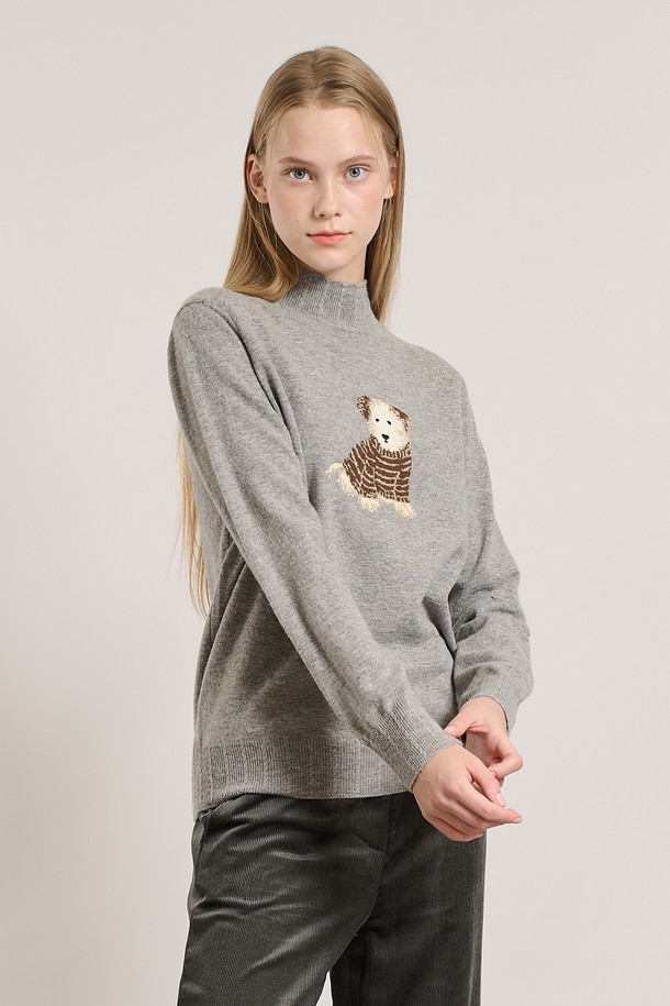 [25WT] 슈아 하프넥 풀오버 - MULTI M GRAY A5WAK41397는 부드러운 촉감의 울 소재로 제작된 여성용 하프넥 풀오버입니다. 캐주얼, 베이직 스타일로 일상에서 편안하게 착용하기 좋으며, 가을과 겨울에 따뜻함을 더해줍니다. 레귤러 핏에 긴 소매 기장으로 디자인되었으며, 두꺼운 두께감으로 포근함을 느낄 수 있습니다. 특히 곰 자수 디테일이 포인트로 더해져 귀여운 무드를 연출합니다. 그레이 컬러의 베이직한 디자인으로 다양한 스타일 연출에 활용하기 좋습니다.
