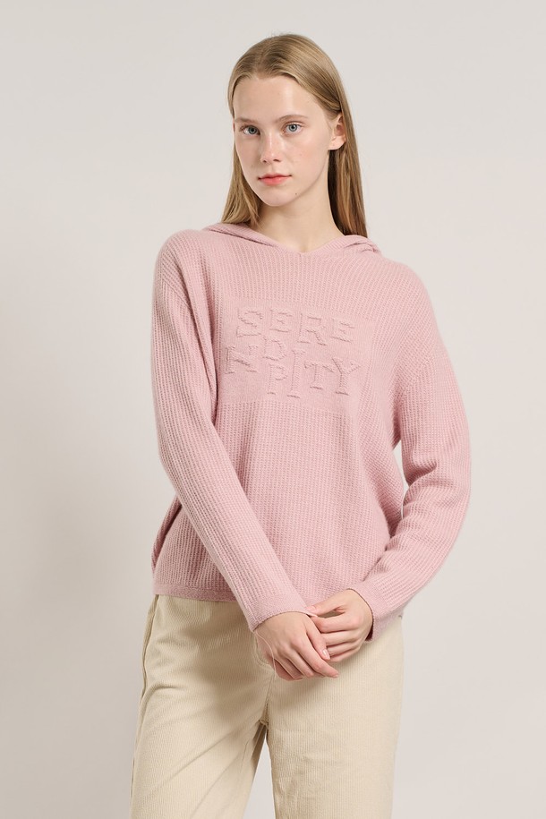 [25WT] 세렌디피티 후드 홀가 풀오버 - PINK A5WAK42222는 부드러운 니트 소재의 여성용 홀가먼트 후드 풀오버입니다. 핑크 컬러의 이 제품은 가을, 겨울 시즌에 어울리며, 캐주얼하고 베이직한 스타일을 연출합니다. 레귤러핏과 긴 소매 기장으로 편안함을 더했으며, 두꺼운 두께감으로 따뜻하게 착용할 수 있습니다. 집콕룩, 산책룩에 활용하기 좋으며, 미니멀한 스타일을 선호하는 분들께 추천합니다. 세렌디피티 시리즈로 출시되어, 높은 퀄리티와 디자인을 자랑합니다.
