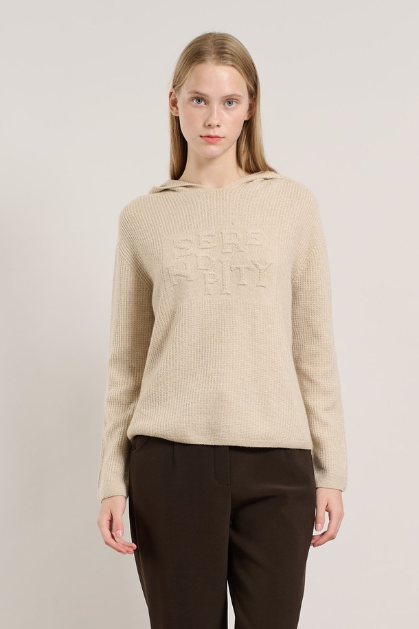 [25WT] 세렌디피티 후드 홀가 풀오버 - LIGHT BEIGE A5WAK42271는 여성용 상의 니트/스웨터입니다. 라이트 베이지 컬러의 레귤러핏 후드 풀오버 스타일로, 부드러운 니트 소재의 홀가먼트 디자인이 특징입니다. 가을, 겨울 시즌에 어울리는 두꺼운 두께감으로 따뜻하게 착용할 수 있으며, 베이직하고 캐주얼한 스타일을 연출합니다. 긴 소매 기장으로 편안함을 더하여 일상복으로 활용하기 좋습니다.
