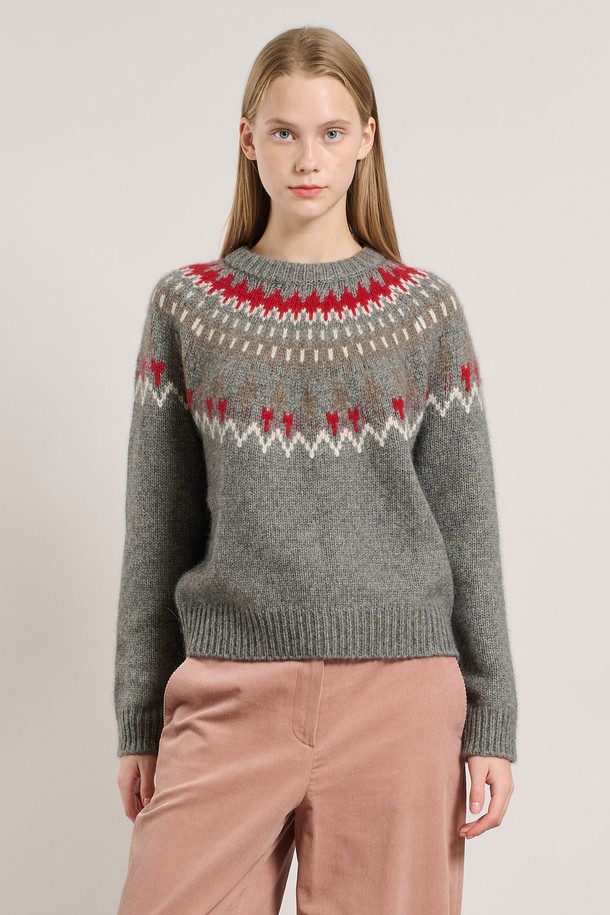 [25WT] 노르딕 클로크 라쿤 풀오버 - DARK GRAY A5WBK43117는 여성용 니트/스웨터입니다. 다크 그레이 컬러의 레귤러핏 라운드넥 풀오버로, 가을과 겨울에 따뜻하게 착용할 수 있습니다. 촘촘한 노르딕 패턴과 부드러운 울 소재, 라쿤 퍼 디테일이 특징이며, 캐주얼 스타일에 잘 어울립니다. 두께감이 있는 긴 소매 디자인으로 포근한 착용감을 선사합니다.
