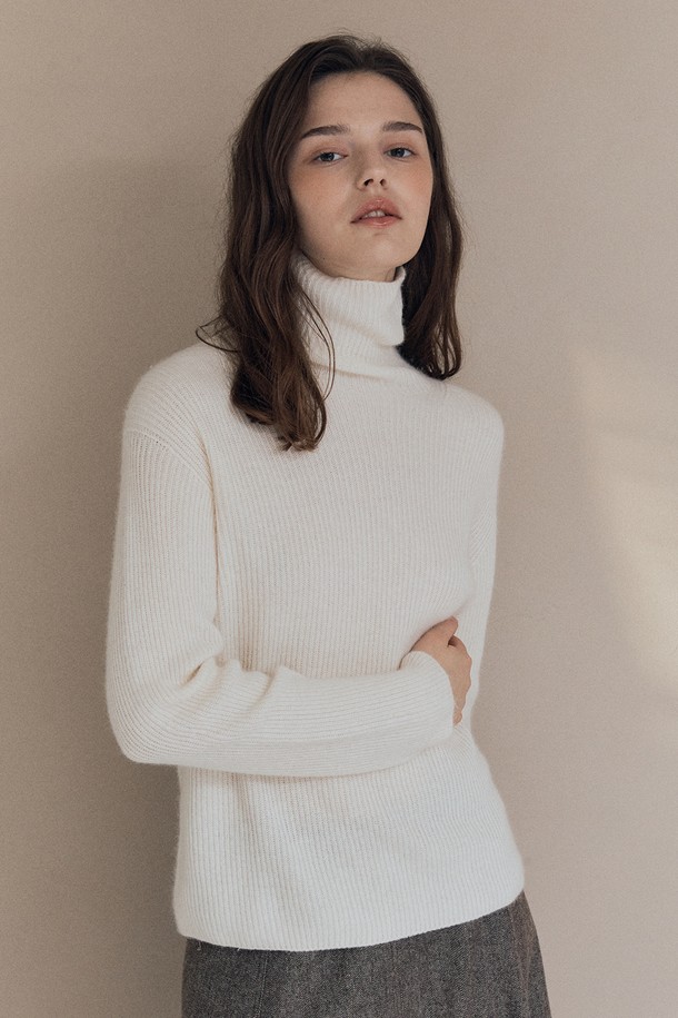 아이보리 컬러의 [25WT] 카멜 폴라 풀오버는 여성스러움을 강조하는 니트/스웨터입니다. 부드러운 울 소재로 제작되어 가을과 겨울, 두 계절 동안 따뜻하게 착용할 수 있습니다. 베이직하고 미니멀한 스타일로 어떤 룩에도 잘 어울리며, 레귤러 핏과 긴 소매, 터틀넥 디자인으로 편안한 착용감을 선사합니다. 특히 카멜 컬러 배색이 포인트로 들어가 세련된 분위기를 더합니다.
