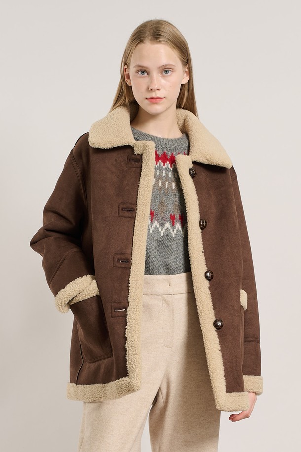 "25WT" 리버시블 페이크무스탕 - DARK BROWN A5WBF84275는 여성용 아우터로, 가을과 겨울에 따뜻하게 입을 수 있는 무스탕입니다. 다크 브라운 컬러의 무지 디자인으로, 캐주얼, 미니멀, 클래식 스타일을 연출하기 좋습니다. 부드러운 촉감의 인조 가죽과 퍼 소재를 사용하여 두꺼운 두께감을 자랑하며, 리버시블 디자인으로 다양한 스타일을 연출할 수 있습니다. 크롭 기장에 버튼 여밈 방식, 긴 소매와 레귤러핏으로 편안하게 착용 가능하며 페이크퍼 디테일이 돋보입니다.