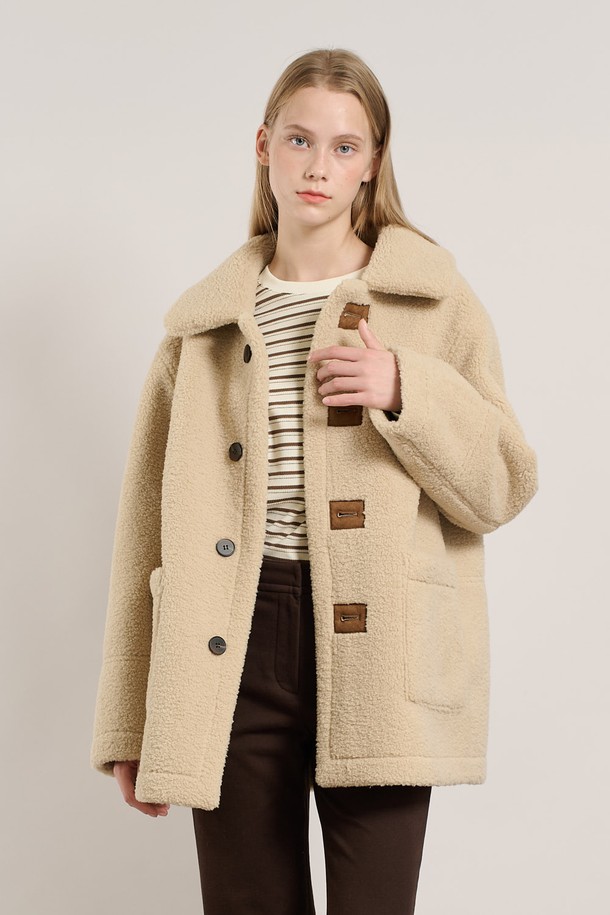 [25WT] 리버시블 페이크무스탕 - BROWN A5WBF84274는 여성용 아우터로, 가을과 겨울에 따뜻하게 착용할 수 있는 무스탕입니다. 브라운 컬러의 무지 디자인으로 캐주얼, 클래식, 미니멀 스타일을 연출하기 좋습니다. 안감은 페이크 퍼로 제작되어 포근함을 더하며, 리버시블 디자인으로 다양한 스타일을 연출할 수 있습니다. 레귤러핏과 버튼 여밈 방식, 긴 소매 기장으로 편안함과 스타일을 모두 갖췄습니다. 인조가죽과 스웨이드 소재로 제작되어 부드러운 촉감을 선사하는 두꺼운 두께감의 무스탕입니다.
