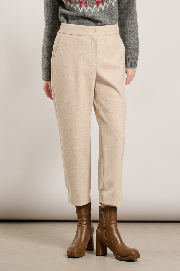 [25WT] 니트블록 팬츠 - LIGHT BEIGE A5WAP32871는 부드러운 촉감의 니트 소재로 제작된 여성용 긴 바지입니다. 가을, 겨울 시즌에 어울리는 두꺼운 두께감으로 따뜻하게 착용할 수 있으며, 일상에서 편안하게 즐길 수 있는 캐주얼 스타일의 제품입니다. 라이트 베이지 컬러의 무지 디자인에 레귤러핏으로 제작되어 베이직하면서도 미니멀한 분위기를 연출합니다. 허리 밴딩 처리와 니트 블록 디테일이 특징이며, 집콕룩으로도 활용하기 좋은 아이템입니다.
