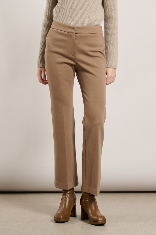 [25WT] 기모 부츠컷 팬츠 - 다크 베이지 A5WAP38373는 부드러운 촉감의 기모 소재로 제작되어 가을과 겨울에 따뜻하게 입을 수 있는 여성용 부츠컷 팬츠입니다. 다크 베이지 색상에 무지 디자인으로 어떤 스타일에도 잘 어울리는 베이직한 아이템입니다. 레귤러핏으로 편안하게 착용 가능하며, 두꺼운 두께감으로 보온성을 높였습니다. 클래식, 미니멀, 캐주얼 등 다양한 스타일을 연출할 수 있어 활용도가 높습니다. 일상복으로 편안하게 즐겨 입기 좋습니다.
