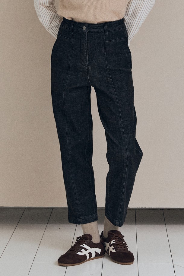 [25WT] 배기핏 기모 데님 팬츠 - CHARCOAL GRAY A5WAP35598는 포근함과 스타일을 동시에 만족시키는 여성용 데님 팬츠입니다. 톤 다운된 차콜 그레이 컬러에 캐주얼하고 미니멀한 스타일을 더해 출근룩으로도 손색없습니다. 두꺼운 두께감의 데님 소재와 부드러운 기모 안감으로 따뜻하고 편안한 착용감을 선사합니다. 배기핏 디자인으로 자연스러운 실루엣을 연출하며, 가을, 겨울 시즌에 활용하기 좋습니다. 데일리룩에 포인트를 더해줄 무지 패턴의 긴 기장 데님 팬츠입니다.
