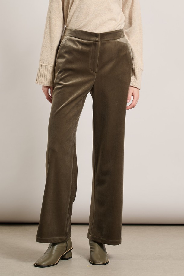 따뜻하고 포근한 착용감의 여성 기모 슬림일자핏 팬츠입니다. 부드러운 촉감의 기모 안감으로 가을, 겨울철에도 따뜻하게 착용할 수 있습니다. 베이직하고 캐주얼한 스타일로 일상에서 편안하게 활용하기 좋으며, 슬림핏 디자인으로 다리 라인을 더욱 슬림하게 연출해 줍니다. 카키 컬러의 무지 디자인으로 다양한 상의와 쉽게 매치하여 미니멀, 캐주얼, 클래식 스타일을 연출할 수 있습니다. 두께감 있는 소재로 보온성을 높여 추운 날씨에도 따뜻함을 유지해 줍니다.
