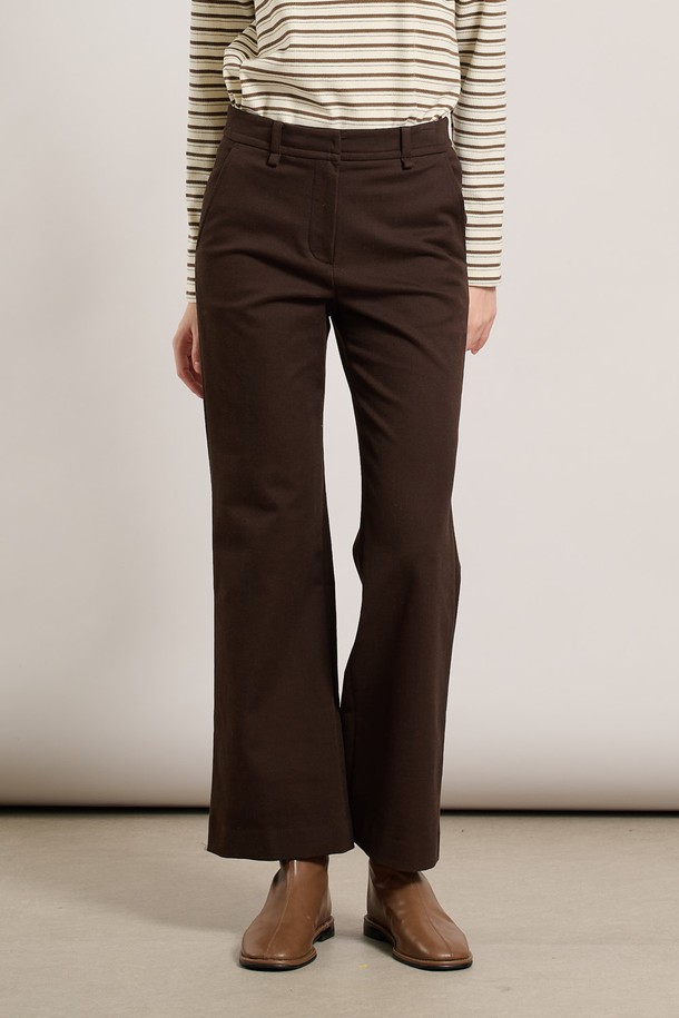 세련된 무드를 연출하는 [25WT] 세미 부츠컷 팬츠 - 다크 브라운 A5WAP32675입니다. 울 소재로 제작되어 부드러운 촉감과 두꺼운 두께감으로 가을, 겨울 시즌에 따뜻하게 착용하기 좋습니다. 세미 부츠컷 실루엣이 다리 라인을 더욱 슬림 해 보이게 하며, 베이직하고 클래식한 디자인으로 오피스룩, 출근룩, 모임룩 등 다양한 TPO에 활용 가능합니다. 미니멀하고 시크한 스타일을 완성해 보세요.
