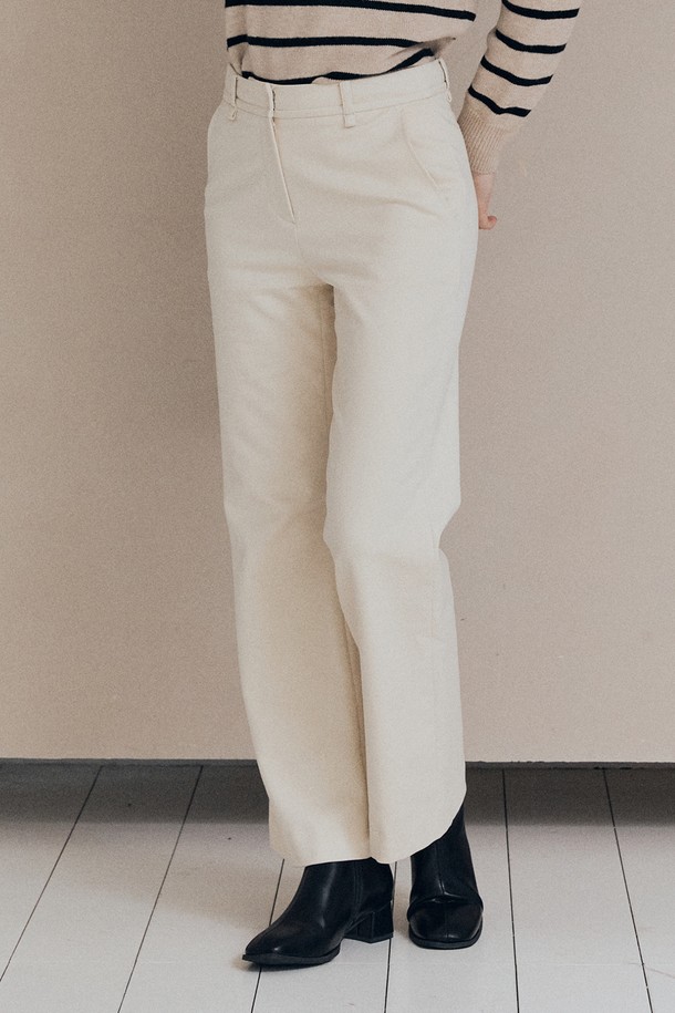 [25WT] 세미 부츠컷 팬츠 - CREAM A5WAP32614는 여성용 바지로, 봄, 가을에 착용하기 좋습니다. 크림색상의 무지 디자인으로 베이직하고 클래식한 스타일을 연출하며, 레귤러 핏의 세미 부츠컷으로 다리가 길어 보이는 효과를 줍니다. 출근룩, 오피스룩, 모임룩 등 다양한 TPO에 활용 가능하며, 미니멀하고 클래식한 스타일을 선호하는 분들께 추천합니다. 밴딩이 없는 긴 기장의 바지입니다.
