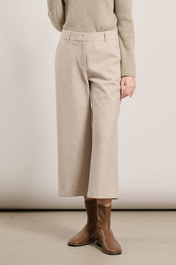 [25WT] 윈터 와이드 팬츠 - M BEIGE A5WAP32472는 여성용 와이드 핏 팬츠입니다. 베이직한 스타일과 무지 디자인으로, 출근룩, 미니멀, 클래식, 캐주얼 스타일에 적합합니다. 겨울 계절에 어울리며, 긴 기장의 베이지색 바지로 따뜻하고 편안한 착용감을 제공합니다.
