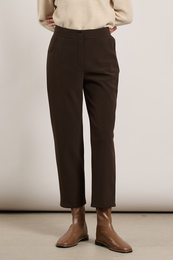 [25WT] 뒤밴드 기모 팬츠 - DARK BROWN A5WBP34075는 쌀쌀한 날씨에 따뜻하게 착용하기 좋은 여성용 기모 팬츠입니다. 다크 브라운 컬러의 스트레이트 핏 긴 바지로, 베이직하고 캐주얼한 스타일을 연출합니다. 겉감은 부드러운 촉감이며, 안감은 기모로 처리되어 보온성을 높였습니다. 허리 뒷부분에 밴딩 디테일이 있어 편안한 착용감을 제공하며, 출근룩, 캐주얼, 미니멀, 클래식 등 다양한 스타일로 활용하기 좋습니다. 가을, 겨울 시즌에 어울리는 두께감 있는 팬츠입니다.
