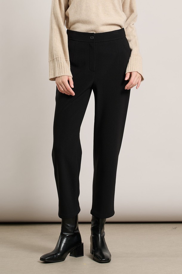 **[25WT] 뒤밴드 기모 팬츠 - BLACK A5WBP34099**는 여성용 기모 팬츠로, 가을과 겨울에 따뜻하게 착용하기 좋습니다. 부드러운 촉감의 기모 안감과 레귤러핏으로 편안한 착용감을 선사하며, 뒷밴딩 디자인으로 활동성을 높였습니다. 무지 디자인에 블랙 컬러로 어떤 상의와도 매치하기 쉬워 미니멀, 클래식, 캐주얼 등 다양한 스타일을 연출할 수 있습니다. 두께감이 있어 보온성이 뛰어나 일상생활에서 활용하기 좋은 아이템입니다.
