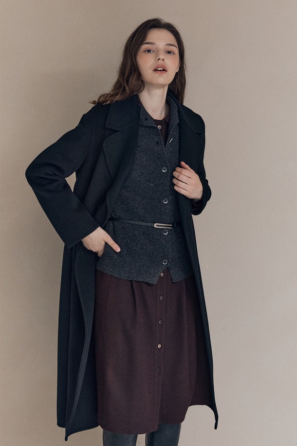 [25WT] 핸드메이드 더블 코트 - BLACK A5WBH83199는 여성 고객을 위한 아우터입니다. 가을과 겨울에 어울리는 블랙 컬러의 롱 기장 더블 코트로, 미니멀하고 클래식한 스타일을 연출합니다. 울 소재로 제작되어 두꺼운 두께감을 자랑하며, 핸드메이드 특유의 고급스러움과 벨트 디테일로 포인트를 더했습니다. 출근룩, 오피스룩, 모임룩 등 다양한 TPO에 활용 가능하며, 시크하고 세련된 스타일을 완성해 줍니다. 레귤러핏으로 제작되어 편안한 착용감을 선사합니다.
