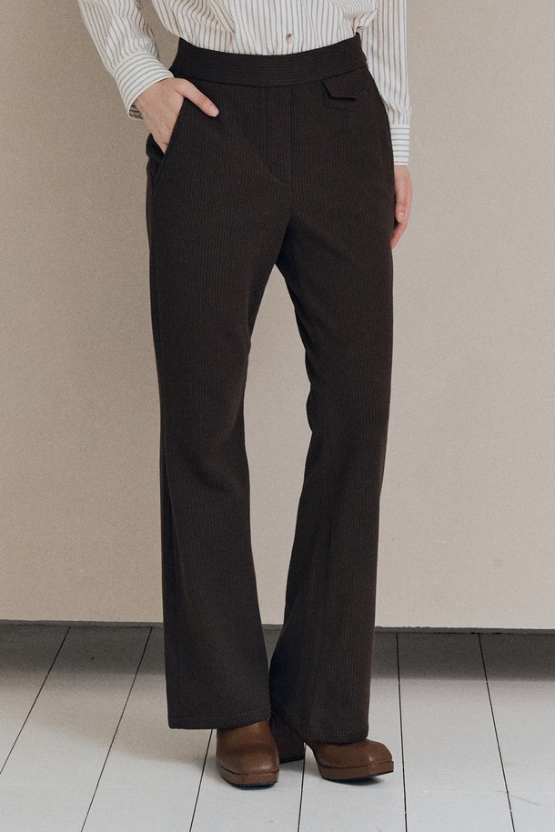 [25WT] 부츠컷 코듀로이 - BROWN A5WAG39174는 여성의 가을, 겨울 스타일을 책임질 코듀로이 팬츠입니다. 부드러운 촉감의 두꺼운 코듀로이 소재로 제작되어 따뜻하고 편안한 착용감을 선사합니다. 브라운 컬러의 무지 디자인에 하이웨스트, 레귤러핏, 부츠컷으로 떨어지는 핏이 다리 라인을 더욱 길어 보이게 합니다. 캐주얼, 베이직, 클래식, 미니멀 스타일을 소화하기 좋으며, 일상복으로 활용하기 좋습니다.
