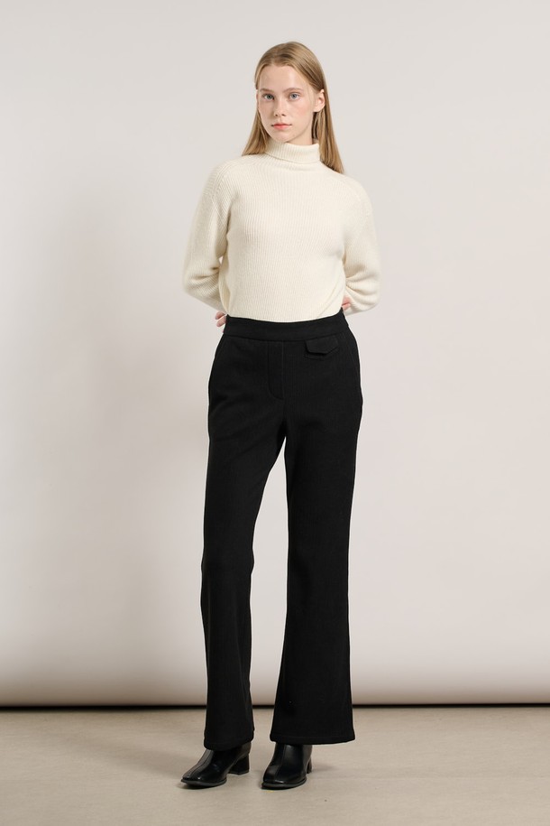 [25WT] 부츠컷 코듀로이 - BLACK A5WAG39199는 여성용으로 제작된 블랙 컬러의 코듀로이 팬츠입니다. 가을, 겨울 시즌에 어울리는 두꺼운 두께감의 긴 기장 바지로, 베이직하고 캐주얼한 스타일을 연출합니다. 레귤러핏 부츠컷 디자인으로 출근룩이나 모임룩에 활용하기 좋으며, 캐주얼, 클래식, 미니멀 스타일을 즐겨 입는 분들께 추천합니다. 무지 패턴의 코듀로이 소재로 제작되어 부드러운 촉감을 선사합니다. 밴딩 처리가 없는 디자인입니다.
