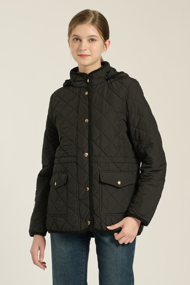 [25WT] 스트링 후드 퀼팅 베스트 - BLACK B5D9I17399는 여성 고객을 위한 캐주얼하고 베이직한 스타일의 퀼팅 베스트입니다. 가을과 겨울에 적합하며, 두꺼운 두께감으로 따뜻함을 제공합니다. 부드러운 촉감의 폴리에스테르 소재로 제작되었으며, 레귤러 핏으로 편안하게 착용할 수 있습니다. 후드와 스트링 디테일이 디자인 특징이며, 출근룩과 모임룩 등 다양한 TPO에 활용 가능합니다. 블랙 컬러의 민소매 디자인으로 미니멀한 스타일을 연출하기 좋습니다.
