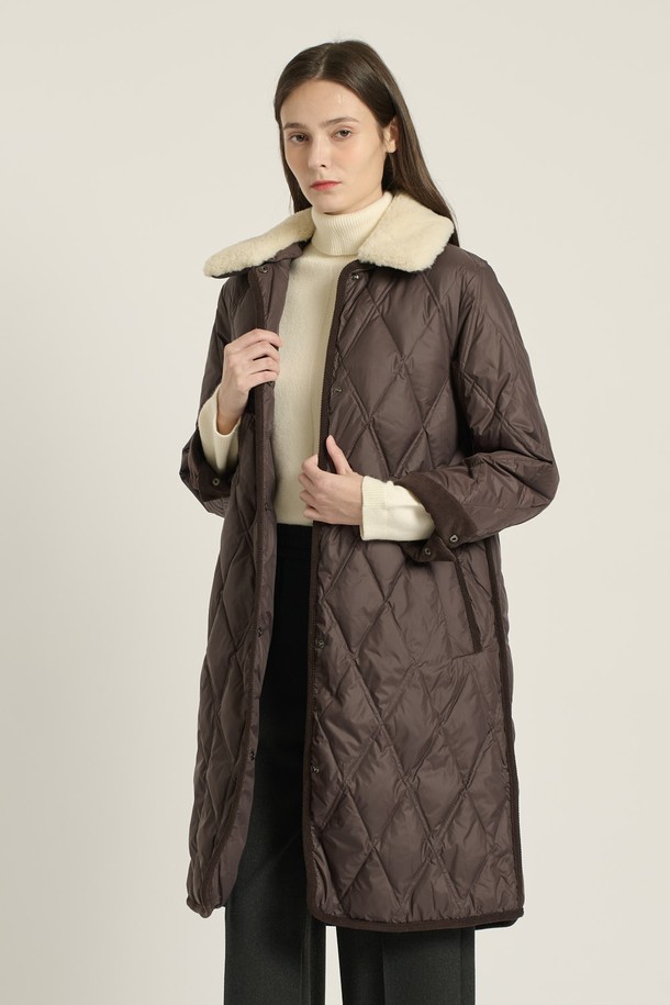 [25WT] 포우 퍼 카라 다운 - DARK BROWN B5D9F87375는 여성용 다운 점퍼입니다. 겨울철 일상복으로 적합하며, 베이직하고 캐주얼한 스타일을 연출합니다. 다크 브라운 컬러의 퀄팅 패턴이 돋보이며, 오버핏의 숏패딩으로 제작되었습니다. 부드러운 촉감의 나일론 소재와 두꺼운 두께감으로 따뜻함을 선사하며, 긴 소매와 집업 여밈 방식, 퍼 카라 디테일이 특징입니다. 안감은 패딩으로 되어 있습니다.
