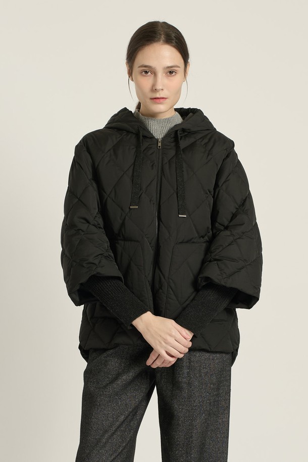 [25WT] 니트 배색 하프 기장 집업 다운 - BLACK B5D9F80799은 여성용 겨울 아우터입니다. 캐주얼 스타일의 블랙 컬러 무지 제품으로, 니트 배색이 포인트입니다. 두꺼운 두께감의 레귤러핏 다운 점퍼이며, 하프 기장과 긴 소매, 집업 여밈 방식이 특징입니다. 일상에서 편안하게 착용하기 좋은 스타일의 다운 자켓입니다.
