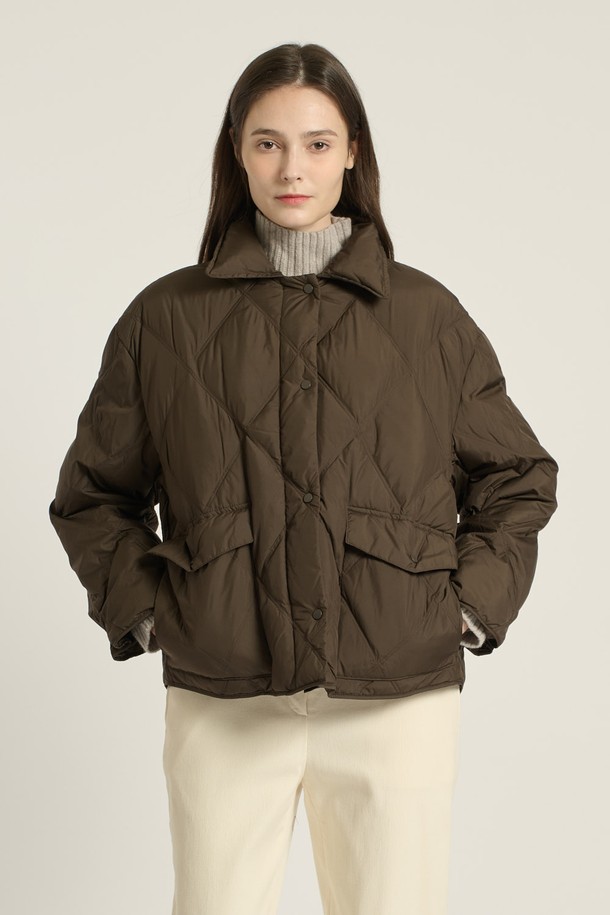 [25WT] 다이아 덕 다운 - BROWN B5D9F87974는 겨울철 따뜻함을 책임지는 여성용 다운 점퍼입니다. 부드러운 촉감의 덕다운 충전재와 두꺼운 두께감으로 뛰어난 보온성을 제공하며, 캐주얼 및 베이직 스타일을 연출하기 좋습니다. 무지 패턴에 숏패딩 스타일로, 퀼팅 디자인과 포켓, 칼라 디테일이 돋보입니다. 오버핏에 집업 여밈 방식과 긴 소매 기장으로 편안한 착용감을 선사하며, 출근룩과 여행룩에 모두 활용할 수 있습니다.
