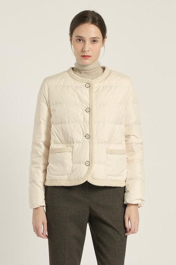 [25WT] 라운드넥 블레이드 숏다운 - CREAM B5D9F80314는 여성용 숏다운으로, 겨울철 일상 및 출근룩에 적합합니다. 크림색상의 무지 디자인에 라운드넥으로 미니멀하고 베이직한 스타일을 연출합니다. 두꺼운 두께감의 나일론 소재로 제작되었으며, 부드러운 촉감과 보온 기능을 제공합니다. 레귤러핏으로 편안하게 착용 가능하며, 긴 소매와 버튼 여밈 방식이 특징입니다. 안감은 패딩 처리되어 따뜻함을 더해줍니다.
