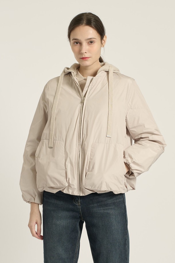 [25WT] 니트후드 볼륨 구스다운 - LIGHT BEIGE B5D9F80471는 여성용 아우터로, 겨울철 캐주얼 스타일을 연출하기에 좋은 구스다운 패딩입니다. 라이트 베이지 색상의 무지 디자인이며, 니트 후드가 달려 있어 포근한 느낌을 줍니다. 크롭 기장에 오버핏으로 디자인되어 트렌디한 스타일을 연출하며, 집업 방식으로 간편하게 착용할 수 있습니다. 부드러운 촉감과 두꺼운 두께감으로 뛰어난 보온성을 제공하여 여행룩, 캠핑룩 등 다양한 TPO에 활용 가능합니다. 미니멀, 고프코어 스타일을 선호하는 분들께 추천합니다.
