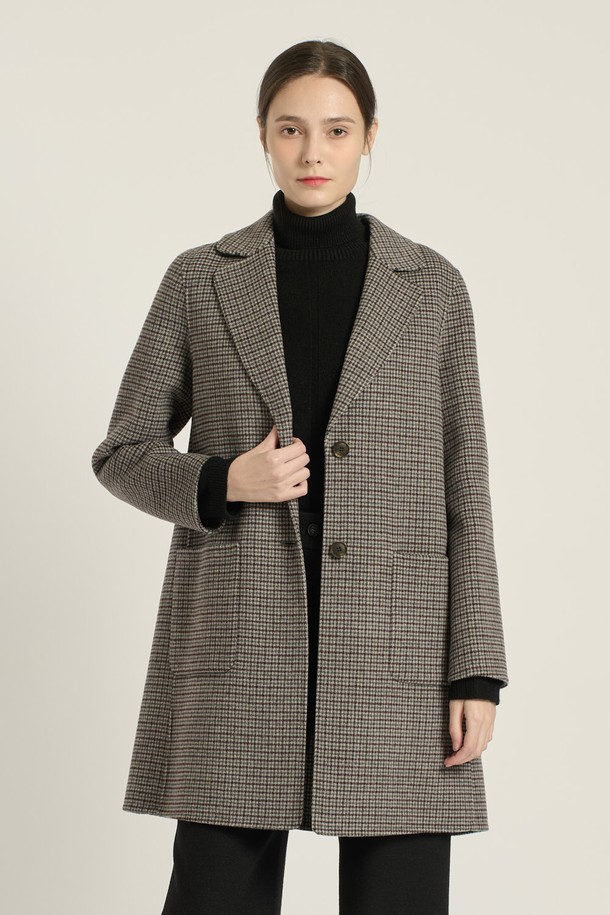 세련된 멀티 M 그레이 컬러의 [25WT] 싱글버튼 체크 핸드메이드 코트입니다. 부드러운 촉감과 두꺼운 두께감으로 겨울과 가을, 따뜻하고 포근하게 착용할 수 있습니다. 롱, 하프, 미디엄 기장으로 출시되어 다양한 스타일 연출이 가능하며, 루즈핏과 릴랙스핏으로 편안한 착용감을 선사합니다. 클래식, 모던, 세련된 무드를 동시에 느낄 수 있으며, 출근룩과 오피스룩에 활용하기 좋아 활용도가 높습니다. 체크 패턴과 싱글 코트 디자인이 만나 고급스러운 분위기를 더하며, 포켓과 보온성, 내구성까지 갖춘 실용적인 아이템입니다.
