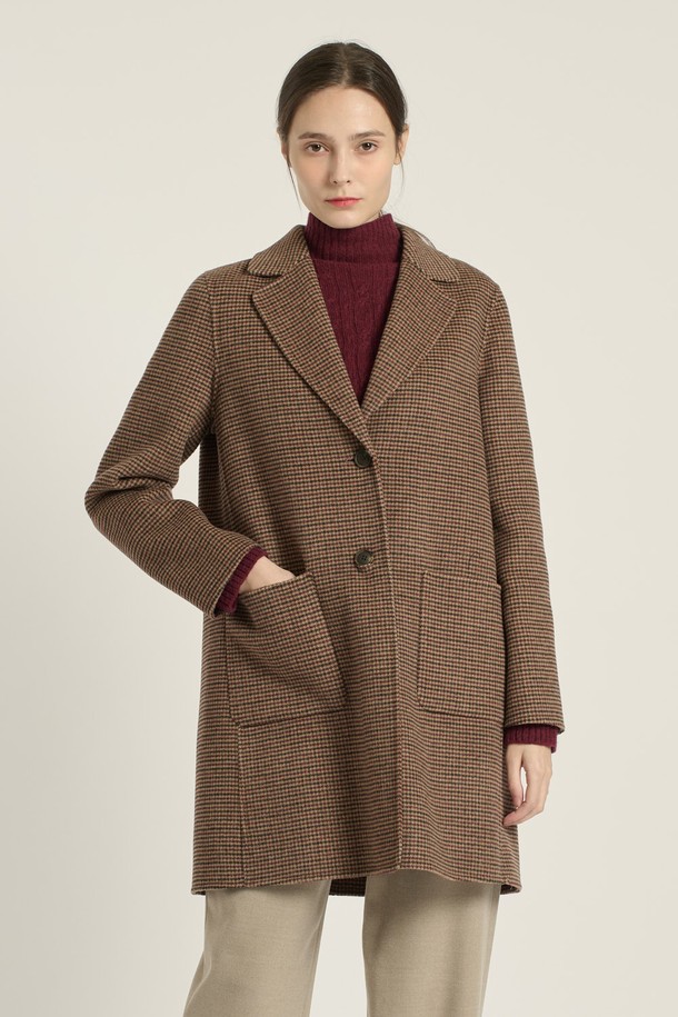 세련된 분위기를 연출하는 [25WT] 싱글 버튼 체크 핸드메이드 코트입니다. 부드러운 촉감의 모, 나일론, 울 혼방 소재로 제작되어 우수한 보온성을 자랑하며, 간절기부터 겨울까지 따뜻하게 착용할 수 있습니다. 넉넉한 루즈핏 실루엣과 미디엄 기장으로 편안하면서도 스타일리시하며, 클래식, 모던, 엘레강스 무드를 동시에 선사합니다. 베이지(M BEIGE) 컬러의 체크 패턴이 돋보이며, 오피스룩, 모임룩, 데이트룩 등 다양한 TPO에 활용 가능합니다. 앞면 포켓 2개로 실용성을 더한 핸드메이드 코트로, 미니멀, 시크 스타일을 즐기는 여성분들께 추천합니다.
