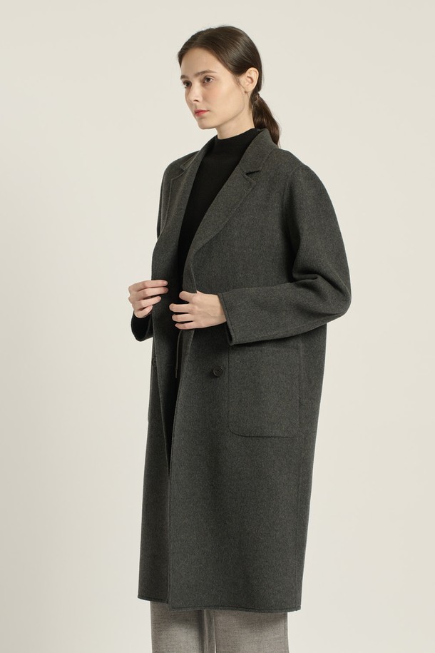 [25WT] 더블단추 핸드메이드 코트 - CHARCOAL GRAY (차콜 그레이) B5DAH82698는 여성스러운 출근룩, 오피스룩, 모임룩에 어울리는 코트입니다. 모던하고 세련된 스타일을 연출하며, 울, 캐시미어, 모 소재의 부드러운 촉감이 특징입니다. 롱 기장의 루즈핏으로 편안하게 착용 가능하며, 테일러드 카라와 큰 포켓 디테일이 돋보입니다. 차콜 그레이 색상으로 가을, 겨울 시즌의 클래식하고 시크한 룩을 완성해보세요. 더블 버튼 여밈 방식의 핸드메이드 코트입니다.
