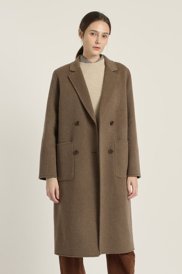 [25WT] 더블단추 핸드메이드 코트 - M BROWN B5DAH82679는 여성 고객을 위한 겨울 코트입니다. M BROWN과 CHARCOAL GRAY 두 가지 색상으로 제공되며, 롱 기장의 릴렉스핏으로 편안하게 착용 가능합니다. 부드러운 촉감의 모, 캐시미어, 폴리에스테르 혼방 소재로 제작되어 따뜻함을 선사합니다. 클래식, 우아함, 모던, 베이직 스타일을 아우르며, 오피스룩, 모임룩, 데이트룩 등 다양한 TPO에 활용할 수 있습니다. 
더블브레스트 디자인과 포켓 디테일이 돋보이는 핸드메이드 코트로, 시크하고 미니멀한 스타일을 연출합니다.

