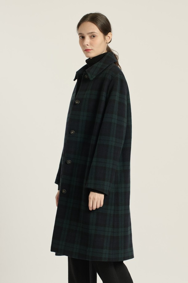 세련된 DARK GREEN 컬러의 [25WT] 스텐카라 클래식 체크 코트입니다. 모던하고 고급스러운 디자인으로, 겨울, 간절기, 가을 시즌에 활용하기 좋습니다. 슬림핏 또는 레귤러핏으로 연출 가능하며, 싱글 버튼 여밈과 스텐카라 디자인이 특징입니다. 데이트룩, 오피스룩, 모임룩 등 다양한 TPO에 맞춰 클래식, 미니멀, 시크한 스타일을 연출해보세요. 롱 또는 미디엄 기장으로, 체크 패턴과 포켓 디테일이 돋보이는 여성 코트입니다.
