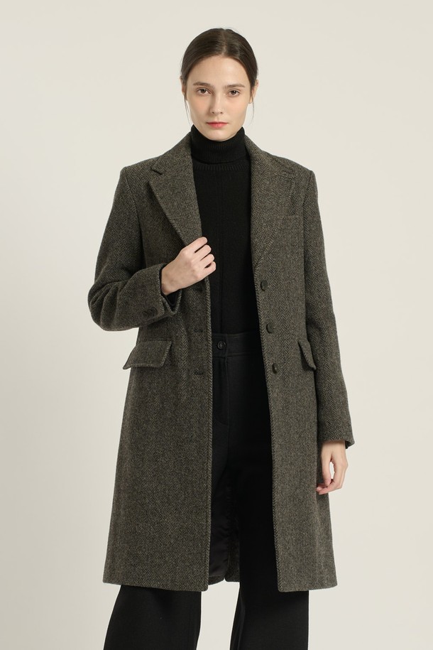 [25WT] 헤링본 롱 코트 - CHARCOAL GRAY (차콜 그레이) B5DAH82998은 여성용 아우터 코트입니다. 가을, 겨울 시즌에 어울리는 두꺼운 두께감의 롱 기장 싱글 코트로, 클래식, 모던, 우아한, 베이직한 스타일을 연출합니다. 챠콜 그레이와 카키 브라운 두 가지 색상으로 출시되었으며, 헤링본 패턴에 테일러드 칼라, 플랩 포켓, 소매 버튼 디테일이 특징입니다. 부드러운 촉감의 모, 울, 나일론 혼방 소재로 제작되어 출근룩, 오피스룩, 모임룩 등 다양한 TPO에 활용 가능하며, 클래식, 미니멀, 시크한 스타일을 완성합니다. 레귤러핏으로 제작되어 편안한 착용감을 선사합니다.
