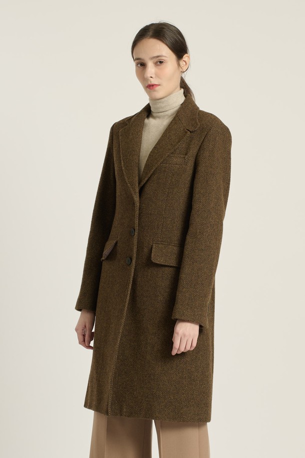 세련된 헤링본 패턴의 [25WT] 헤링본 롱 코트 - 카키 브라운 B5DAH82985는 여성스러운 라인을 살려주는 슬림핏 싱글 코트입니다. 울, 나일론, 폴리에스테르, 폴리우레탄 혼방 소재로 제작되어 부드러운 촉감과 적당한 두께감으로 가을, 겨울 시즌에 착용하기 좋습니다. 긴 소매 기장과 플랩 포켓 디테일, 안감 처리가 되어 있어 클래식하면서도 모던한 무드를 연출합니다. 출근룩, 오피스룩, 모임룩 등 다양한 TPO에 활용 가능하며, 미니멀, 시크 스타일을 즐기는 분들께 추천합니다. 색상은 카키 브라운과 차콜 그레이 두 가지로 출시되었습니다.
