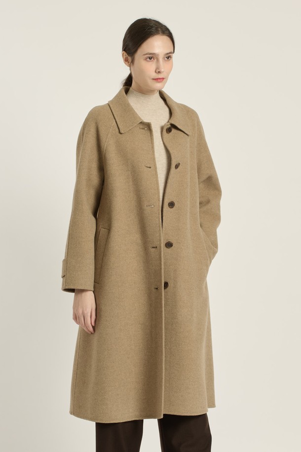 [25WT] 스탠카라 래글런 핸드메이드 코트는 여성 고객을 위한 아우터입니다. M BEIGE 컬러의 무지 디자인으로, 가을과 겨울에 우아하고 고급스러운 스타일을 연출합니다. 롱 또는 미디엄 기장의 여유 있는 루즈핏으로, 출근룩, 오피스룩, 모임룩 등 다양한 TPO에 활용 가능합니다. 부드러운 촉감의 모, 레이온 혼방 소재에 두꺼운 두께감으로 보온성을 높였으며, 래글런 소매와 스탠카라 디자인이 특징입니다. 싱글 버튼 여밈 방식으로 클래식하고 미니멀한 시크 스타일을 완성합니다.
