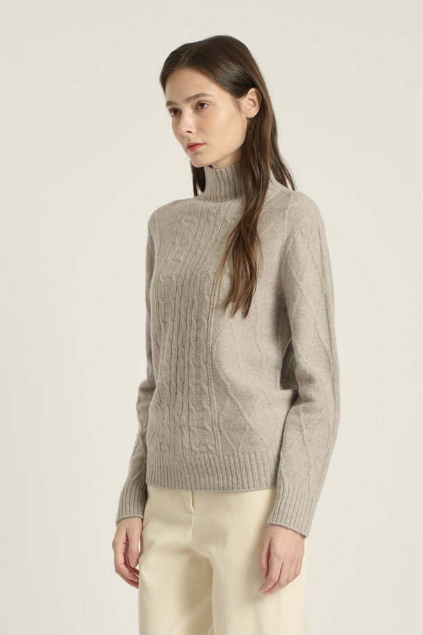 [25WT] 헤어리 케이블 풀오버 - OYSTER (B5DBK42886)는 부드러운 촉감의 양모, 알파카, 나일론 혼방 소재로 제작된 여성용 터틀넥 니트 스웨터입니다. 겨울 시즌에 어울리는 두꺼운 두께감과 레귤러핏 디자인으로, 클래식하고 우아한 스타일을 연출합니다. 케이블 패턴과 긴 소매는 포멀, 캐주얼, 일상 등 다양한 TPO에 활용 가능하며, 오피스룩, 모임룩, 데이트룩에 모두 잘 어울립니다. OYSTER 컬러는 세련된 분위기를, DARK RED 컬러는 따뜻한 느낌을 더합니다. 미니멀하면서도 클래식한 디자인으로 폭넓은 스타일링이 가능한 아이템입니다.
