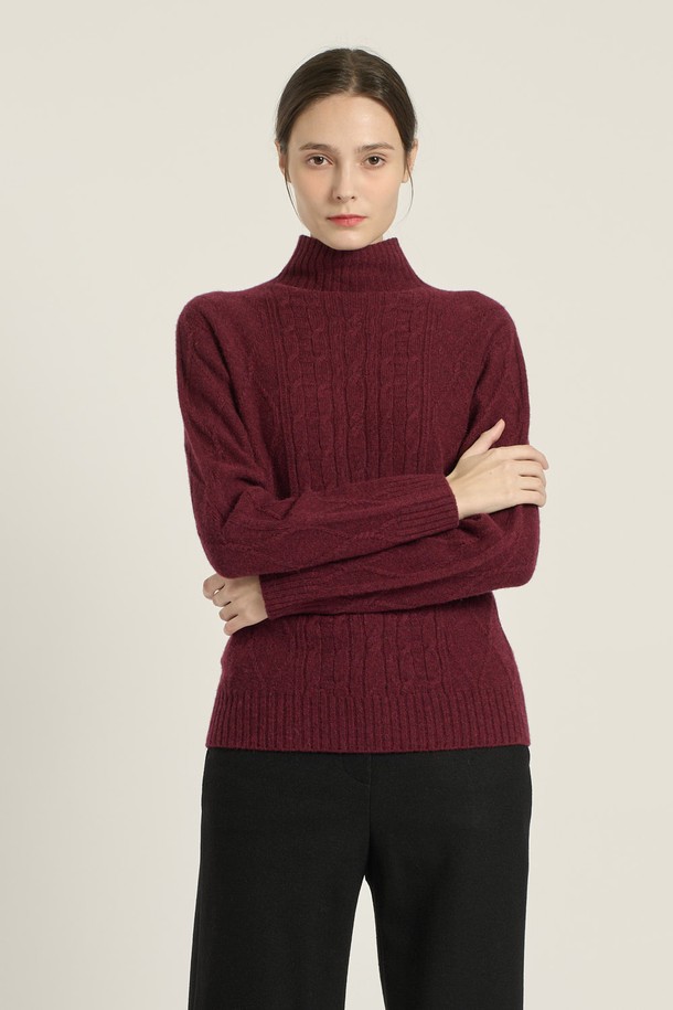 [25WT] 헤어리 케이블 풀오버 - DARK RED (B5DBK42825)는 여성용 상의 니트/스웨터로, 톤 다운된 다크 레드와 오이스터 두 가지 색상으로 출시되었습니다. 부드러운 양모, 알파카, 나일론 혼방 소재에 케이블 패턴이 돋보이며, 두께감 있는 긴소매 디자인으로 겨울과 간절기에 따뜻하게 착용할 수 있습니다. 레귤러 핏과 하프넥, 모크넥 등 다양한 스타일로 연출 가능하며, 캐주얼, 우아함, 세련됨을 동시에 느낄 수 있습니다. 레귤러 기장으로 제작되어 다양한 하의와 매치하기 용이합니다.
