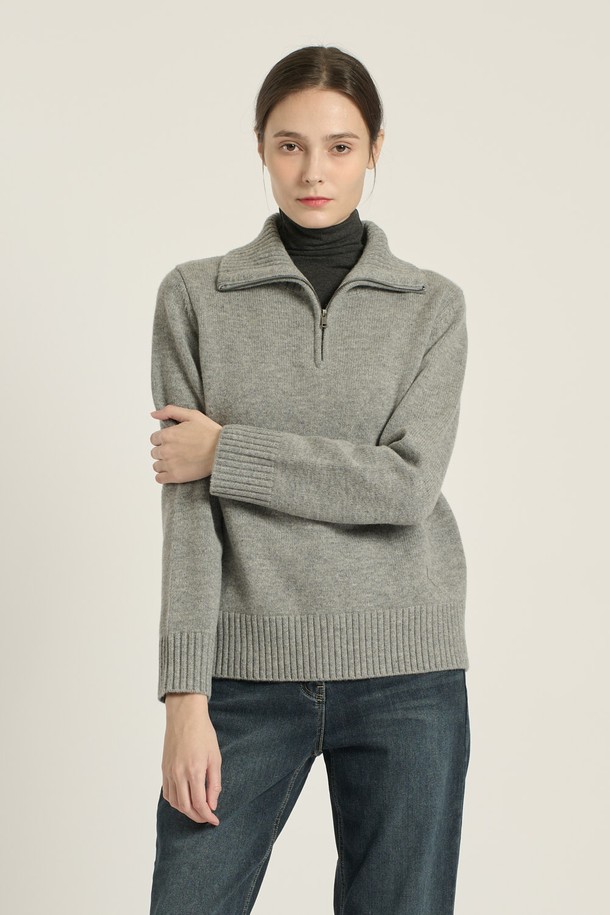 [25WT] 하이넥 반집업 풀오버 - MULTI M GRAY (멀티 M 그레이) B5DAK41397는 여성 의류 상의로, 겨울철 따뜻함과 스타일을 동시에 잡을 수 있는 니트/스웨터입니다. 모, 울, 니트 소재 혼방으로 부드러운 촉감과 보온성을 제공하며, 레귤러 기장의 하이넥 반집업 디자인이 특징입니다. 내추럴핏과 레귤러핏으로 편안한 착용감을 선사하며, 무지 또는 골지 패턴으로 다양한 스타일 연출이 가능합니다. "LIGHT BEIGE" (라이트 베이지) 색상도 있으며, 출근룩이나 모임룩, 어떤 TPO에도 클래식, 미니멀, 캐주얼 무드로 활용하기 좋습니다.
