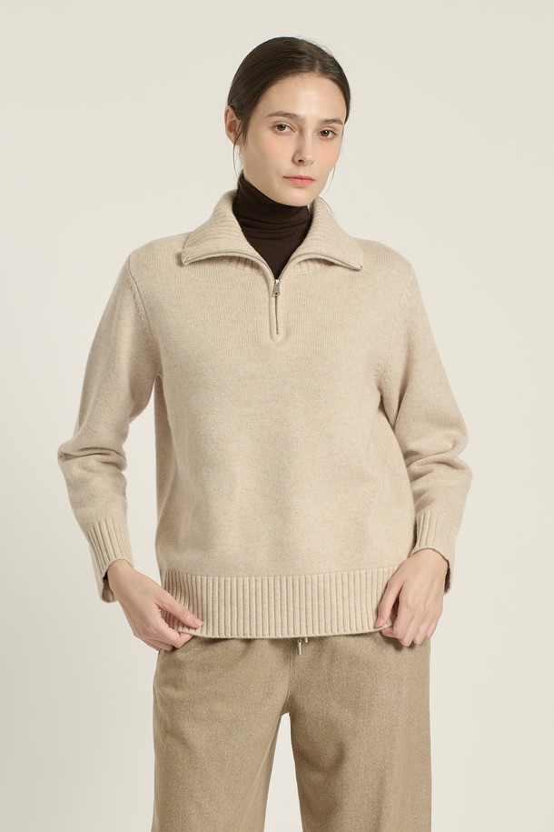 [25WT] 하이넥 반집업 풀오버 - LIGHT BEIGE (라이트 베이지) B5DAK41371는 여성용 니트/스웨터 상의입니다. 부드러운 모 소재로 제작되어 겨울철에도 따뜻하게 착용할 수 있습니다. 하이넥과 반집업 디자인으로 보온성을 높였으며, 레귤러핏과 긴소매 기장으로 편안한 착용감을 제공합니다. 라이트 베이지 색상의 무지 패턴으로 모던, 베이직, 캐주얼 스타일을 연출하기 좋으며, 출근룩과 모임룩, 클래식한 스타일에도 잘 어울립니다. 두꺼운 두께감으로 포근함을 더했습니다.
