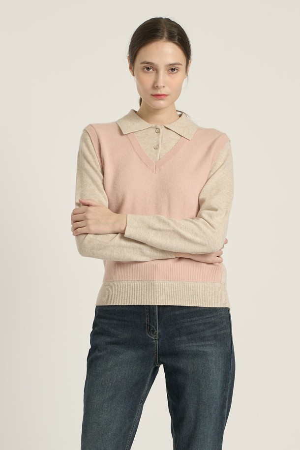 [25WT] 레이어드 카라 풀오버 - 라이트 베이지 B5DAK41271는 여성용 니트/스웨터 상의입니다. 라이트 베이지를 포함한 다양한 컬러 옵션으로 제공되며, 캐주얼 및 일상 스타일을 위한 완벽한 아이템입니다. 봄, 가을, 겨울 계절에 착용 가능하며, 레귤러 핏과 긴소매 디자인으로 편안한 착용감을 선사합니다. 울, 모, 나일론 등 고급 소재 혼방으로 제작되어 부드러운 촉감을 자랑하며, 레이어드, 리브 디테일, 배색 디자인으로 세련된 포인트를 더했습니다. 브이넥 또는 카라넥으로 연출할 수 있으며, 캐주얼, 베이직, 클래식, 세련된, 고급스러운 스타일을 모두 아우르는 팔색조 매력을 지닌 풀오버입니다.
