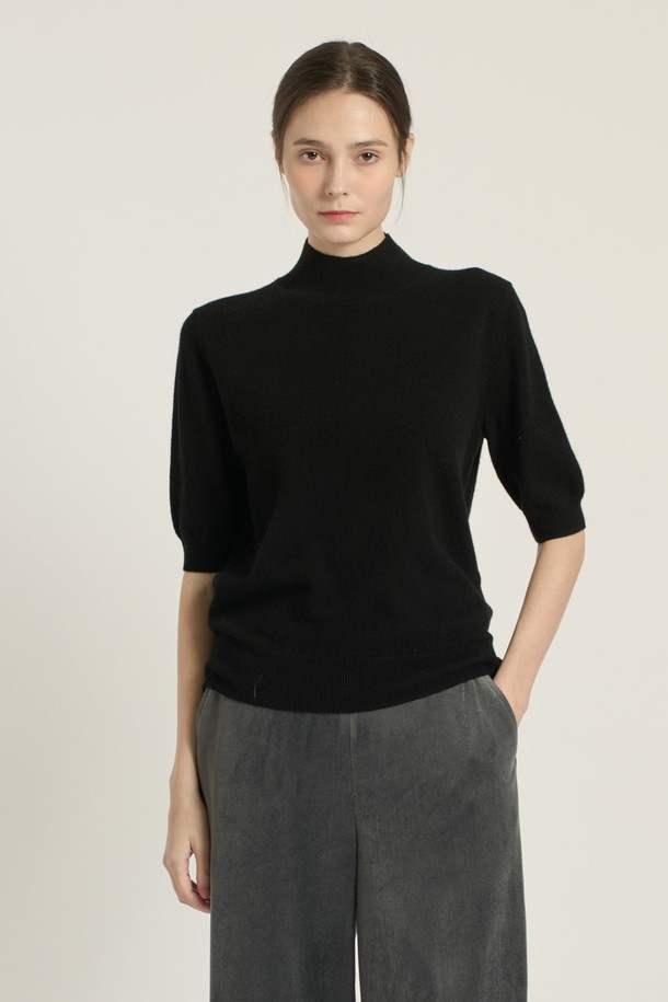 [25WT] 프린세스라인 하프슬리브 풀오버 - BLACK B5DAK31199는 여성스러운 실루엣을 연출하는 하프 슬리브 풀오버입니다. 블랙과 레드의 두 가지 색상으로 출시되었으며, 모 소재로 제작되어 부드러운 촉감을 선사합니다. 하프넥 디자인에 레귤러핏으로 제작되어 편안하면서도 세련된 스타일을 연출합니다. 봄, 가을, 겨울 모두 착용 가능하며, 출근룩과 모임룩 모두에 활용할 수 있는 클래식하고 미니멀한 디자인입니다. 5부 소매 기장으로 간절기에도 적합하며, 무지 패턴으로 다양한 하의와 매치하기 용이합니다.
