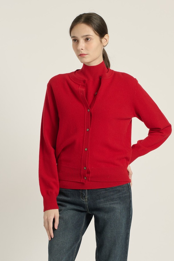 [25WT] 프린세스라인 가디건 - RED B5DAK21124는 여성 의류로, 부드러운 모 소재로 제작되어 봄, 가을, 겨울 모두 착용 가능한 제품입니다. 클래식하고 우아한 무드를 연출하며, 레귤러핏과 라운드넥 디자인으로 편안한 착용감을 제공합니다. 레드 컬러의 무지 패턴에 긴 소매 기장, 프린세스 라인과 리브 디테일, 그리고 나무 단추가 더해져 페미닌한 스타일을 완성합니다. 데이트룩, 모임룩, 출근룩 등 다양한 TPO에 활용 가능하며, 미니멀하고 클래식한 스타일을 선호하는 고객에게 적합합니다.
