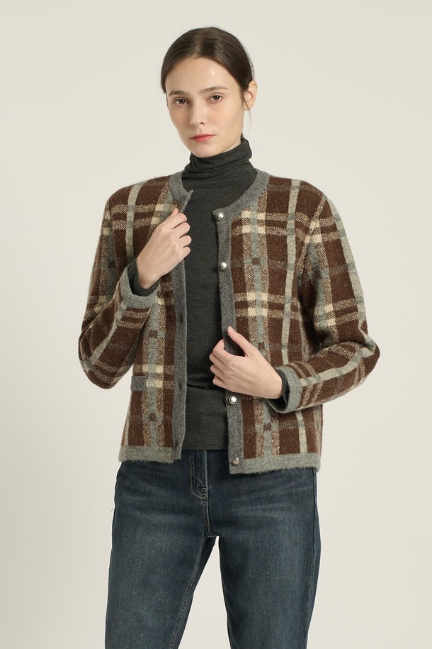 [25WT] 헤어리 체크 가디건 - BROWN B5DAK12174는 여성 의류로, 가을과 겨울에 어울리는 클래식하고 캐주얼한 스타일의 가디건입니다. 부드러운 촉감의 헤어리 소재에 체크 패턴이 돋보이며, 라운드넥과 싱글 버튼 여밈으로 디자인되었습니다. 브라운 컬러의 레귤러핏 가디건으로, 일상 및 비즈니스 캐주얼, 모임룩에 활용하기 좋습니다. 아크릴, 나일론, 모, 알파카, 폴리우레탄 혼방 소재로 제작되었으며, 긴 소매 기장을 갖추었습니다.
