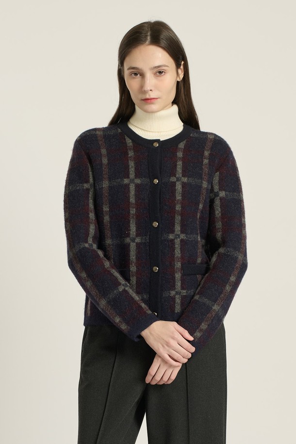 [25WT] 헤어리 체크 가디건 - NAVY(네이비) B5DAK12155는 여성스러운 분위기를 자아내는 가디건입니다. 부드러운 촉감의 아크릴, 나일론, 울, 폴리우레탄 혼방 소재로 제작되어 가을과 겨울에 따뜻하게 착용할 수 있습니다. 네이비와 브라운 컬러의 체크 패턴이 클래식하고 모던한 스타일을 연출하며, 레귤러 핏과 긴소매, 라운드넥 디자인으로 편안한 착용감을 선사합니다. 싱글 버튼과 금장 버튼, 포켓, 배색 디테일로 포인트를 더해 비즈니스 캐주얼, 모임룩, 데이트룩 등 다양한 TPO에 활용 가능합니다.
