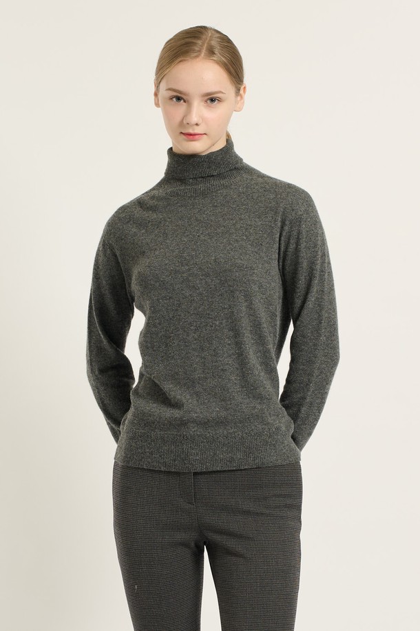 세련된 무드의 여성 터틀넥 풀오버입니다. [25WT] 멀티 M 그레이 B5DAK48197는 가을, 겨울 시즌에 어울리는 아이템으로, 모던, 캐주얼, 베이직, 클래식 스타일을 모두 아우릅니다. 레귤러핏에 긴소매, 무지 또는 보카시 패턴으로 디자인되어 있으며, 부드러운 촉감이 특징입니다. 나일론, 모, 레이온, 캐시미어 등 고급 소재를 사용하여 포근함과 편안함을 선사하며, 출근룩이나 데일리 룩으로 활용하기 좋습니다. 그레이, 블랙, 베이지 3가지 컬러로 출시되었습니다.
