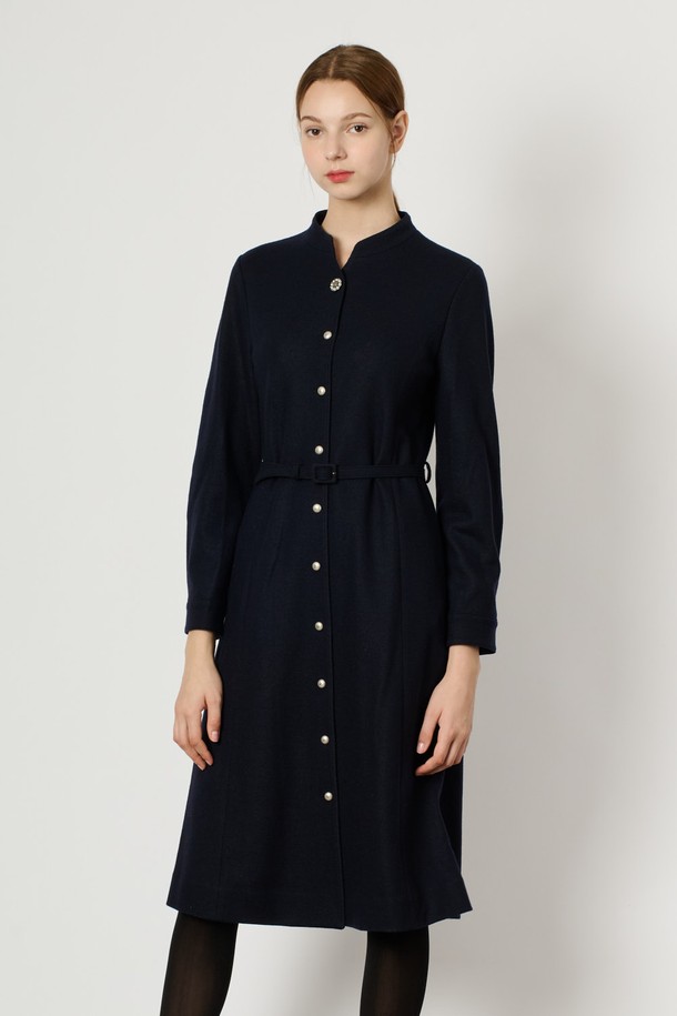 [25WT] 장식 단추 울 원피스 - DARK NAVY B5DAO63056는 여성 고객을 위한 우아하고 세련된 울 원피스입니다. 다크 네이비 컬러의 슬림핏 A라인 원피스로, 차이나칼라 또는 라운드넥 디자인을 선택할 수 있으며, 긴 소매와 두꺼운 두께감으로 겨울철 따뜻함을 선사합니다. 부드러운 촉감의 울 소재와 모 소재 혼방으로 제작되었으며, 안감은 폴리에스터를 사용했습니다. 단추와 벨트 디테일이 돋보이며, 싱글 버튼 여밈 방식으로 클래식하고 모던한 스타일을 연출합니다. 오피스룩, 모임룩, 데이트룩 등 다양한 TPO에 활용 가능하며, 미니멀한 스타일을 선호하는 분들께 추천합니다.
