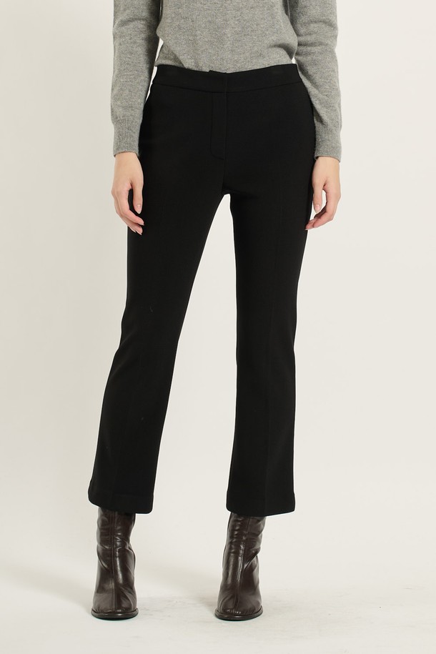 [25WT] 부츠컷 팬츠 - BLACK B5DAP32099는 여성용 부츠컷 바지로, 가을과 겨울에 어울리는 세련되고 모던한 스타일을 연출합니다. 블랙과 브라운 두 가지 색상으로 제공되며, 일상, 출근, 캐주얼 등 다양한 상황에 활용 가능합니다. 폴리에스터, 폴리우레탄, 레이온, 나일론 혼방 소재로 제작되어 부드러운 촉감과 매끄러운 착용감을 선사하며, 슬림핏 부츠컷 디자인으로 날씬한 실루엣을 강조합니다. 지퍼와 버튼 여밈, 우수한 내구성과 신축성(복원력)을 갖춰 출근룩, 오피스룩, 모임룩 등 TPO에 맞춰 클래식, 미니멀, 시크한 스타일을 완성할 수 있습니다.
